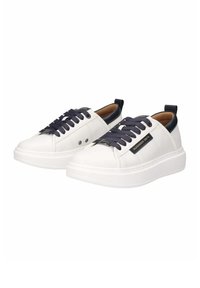 Zapatillas de cuero blancas con detalles en azul marino, que presentan una puntera redonda, diseño con cordones y una suela de goma texturizada para agarre y comodidad.