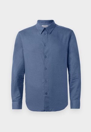Camisa de botones de manga larga azul con cuello y puños puntiagudos, exhibida sobre un fondo blanco.
