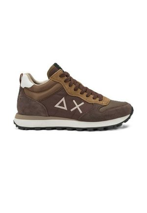 Sneaker marrone e beige con pannelli in suede e tessuto, lacci marroni scuri, suola bianca e simboli a triangolo e X sul lato.