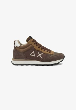 Sneaker marrone e beige con pannelli in suede e tessuto, lacci marroni scuri, suola bianca e simboli a triangolo e X sul lato.