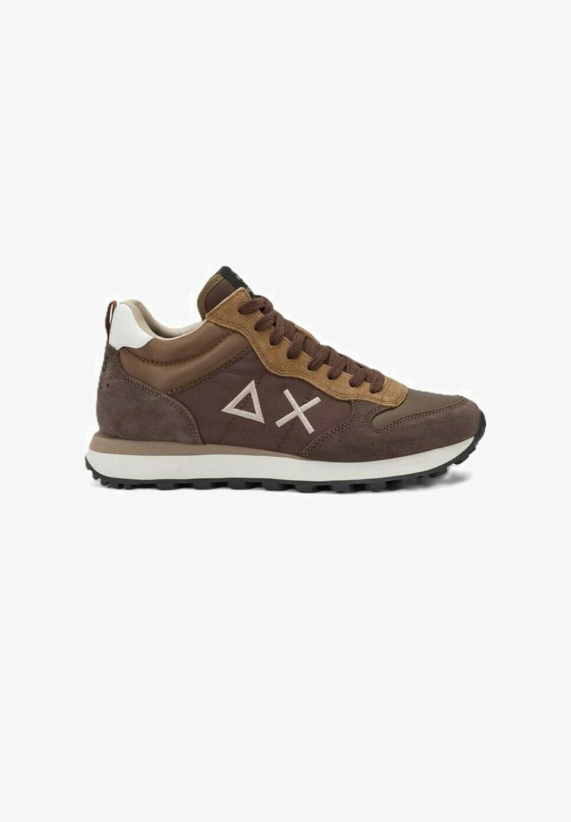 Brązowe i beżowe sneakersy z zamszowymi i materiałowymi panelami, ciemnobrązowymi sznurówkami, białą podeszwą oraz symbolami trójkąta i X na boku.