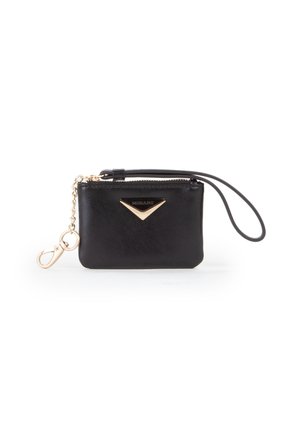 Pochette da polso in pelle nera con zip dorata, chiusura a catena e dettaglio triangolare dorato sul davanti.