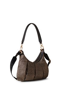 Hobo-Tasche aus strukturiertem braunem Material mit schwarzen Lederelementen und goldenen Beschlägen. Verfügt über geraffte Falten und ein Reißverschlussfach.