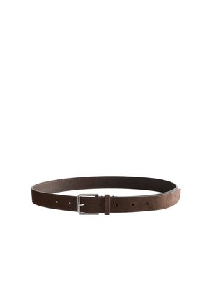 Bruine suède leren riem met zilverkleurige rechthoekige gesp en meerdere verstelgaten, weergegeven in een cirkelvorm op een witte achtergrond.