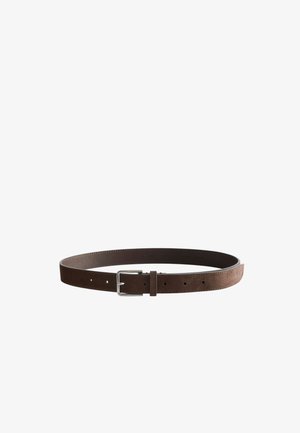 Cintura in pelle scamosciata marrone con fibbia rettangolare argentata e molteplici fori di regolazione, mostrata a forma circolare su sfondo bianco.