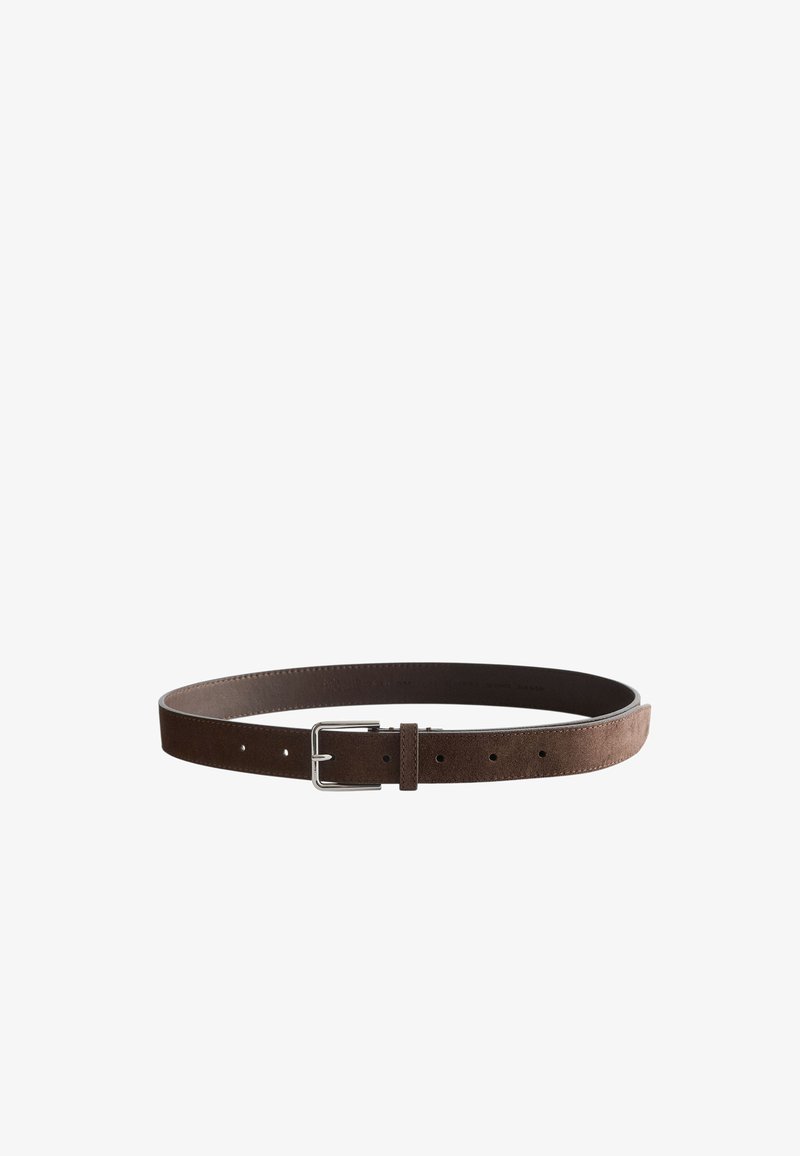 Ceinture en cuir suédé marron avec boucle rectangulaire argentée et plusieurs trous de réglage, présentée en forme circulaire sur fond blanc.