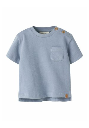 Lyseblå kortærmet babyskjorte med rund hals, front brystlomme og to brune knapper på venstre skulder.