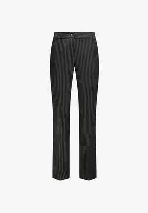 Pantaloni a righe nere con vestibilità sartoriale, caratterizzati da un davanti piatto, chiusura con bottoni e un leggero lucido sul tessuto. Design lungo con gambe dritte.