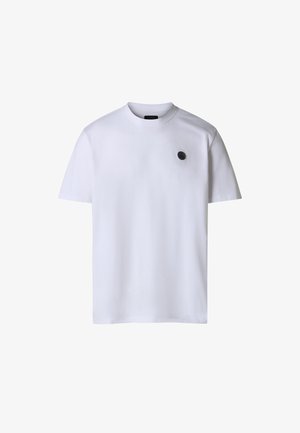 T-shirt bianca a maniche corte con scollo rotondo e piccolo logo circolare nero sul lato sinistro del petto, design semplice.