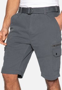 Pantalones cortos de carga grises hechos de tejido ligero, con cinturón, bolsillos laterales y un bolsillo con cremallera para mayor almacenamiento.