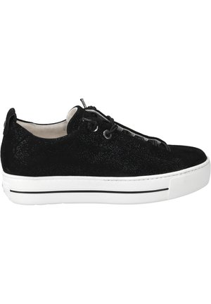Baskets en suède noir avec une texture pailletée, semelle en caoutchouc blanc, lacets noirs et un design profil bas. Présente une fine bande noire subtile sur la semelle.
