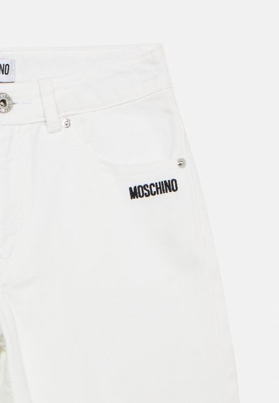 Άσπρο τζιν από denim με κεντημένο λογότυπο «MOSCHINO». Διαθέτει κλασικό σχέδιο με πέντε τσέπες και ασημένια κουμπιά.