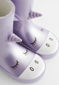 Next HANDLE YOUNGER - Bottes en caoutchouc - lilac purple unicorn