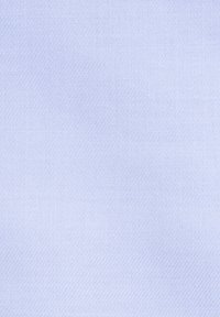 Tissu bleu clair avec une texture lisse et un motif diagonal subtil, uniforme en couleur sans marques ni ornements visibles.