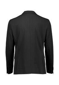 Blazer nero con vestibilità sartoriale, design monopetto, revers a denti di cane e due tasche laterali; texture liscia con dettagli minimi.