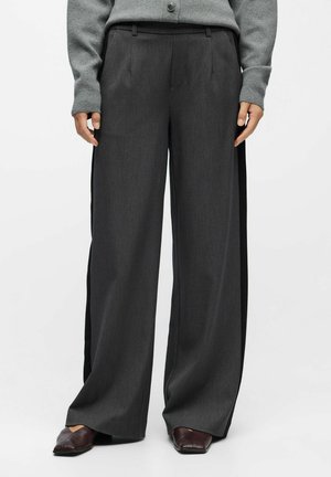 Pantalons à jambes larges en tissu gris foncé avec une finition texturée. Comprend des poches latérales, une taille sur mesure et de légères plis.