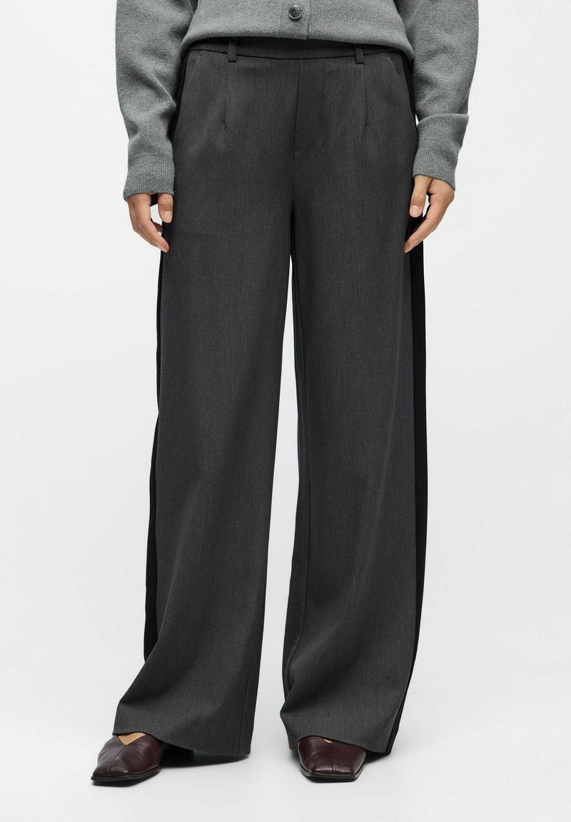 Wide-legged trousers in dark gray fabric with a textured finish. Features side pockets, a tailored waistband, and minimal pleating.
