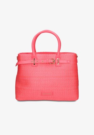 Borsa intrecciata rosa corallo con doppi manici arrotondati, una cintura decorativa con fibbia dorata e una discreta etichetta del marchio sul davanti.