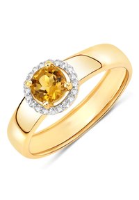 Bague en or avec une pierre précieuse jaune centrale entourée de petits cristaux transparents dans un sertissage circulaire, bande lisse.