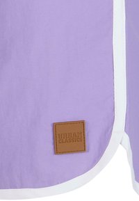 Cămașă purpurie cu o margine rotunjită, garnitură albă și o etichetă din piele maro cu sigla "URBAN CLASSICS" pe partea din stânga jos.