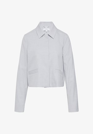 Gekürzte hellgraue Jacke mit spitzem Kragen, langen Ärmeln und zwei Fronttaschen. Verfügt über eine glatte Stofftextur.
