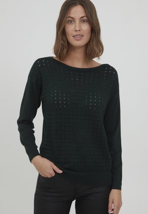 Maglione lavorato a maglia di un verde scuro, con dettagli a punto aperto, maniche lunghe e un ampio scollo rotondo. Texture morbida e vestibilità comoda.