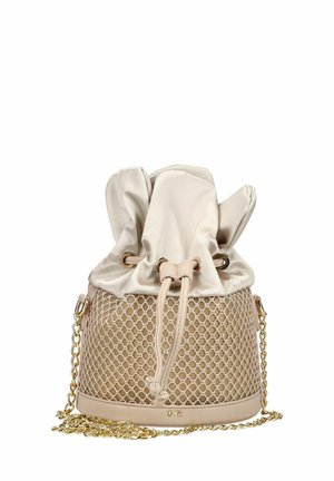 Beige Eimer-Tasche mit Netzmuster am Boden, Kordelzug aus Stoff oben und goldfarbener Kette als Schulterriemen, präsentiert vor weißem Hintergrund.