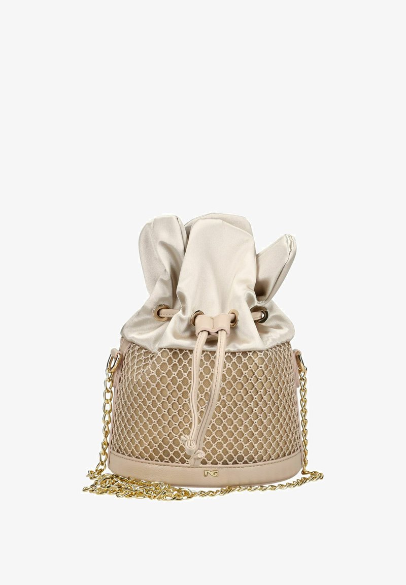 Beige spandtaske med bund i netmønster, snørelukning i stof øverst og skulderrem i guldfarvet kæde, vist på hvid baggrund.
