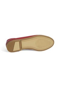 Roter Schuh mit hochwertigem Lederobermaterial, kontrastierender beiger Gummisohle, strukturiertem Profilmuster und quadratischem Absatzdetail.