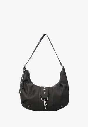 Czarna skórzana torba na ramię z trzema srebrnymi ćwiekami w kształcie gwiazdek na przednim pasku i srebrną klamrą, wyposażona w długi regulowany pasek z motywem gwiazd.