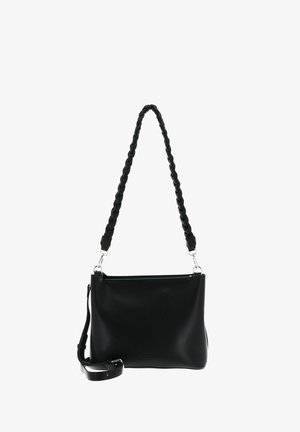 Schwarze Handtasche aus synthetischem Material mit glatter Oberfläche, versehen mit einem geflochtenen Griff, verstellbarem Riemen und silberfarbenen Beschlägen.