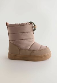 Rosa gesteppte wasserdichte Stiefel mit gepolstertem Schaft, Gummisohle und grünen Schnürsenkeln; ausgestattet mit einer Zuglasche auf der Rückseite für ein einfaches An- und Ausziehen.