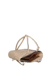Borsa a mano in pelle color crema con superficie strutturata, caratterizzata da perforazioni, doppie cinghie e chiusura con zip. L'interno è dotato di scomparti.