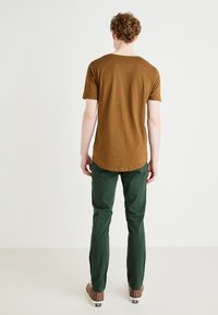 Lee SHAPED TEE - Základné tričko - brown