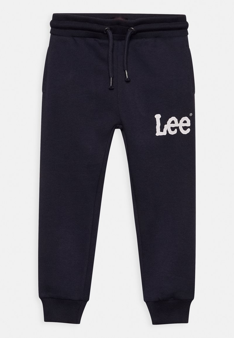 Pantalones de chándal navy con cintura elástica y cordón, puños acanalados y un prominente logo blanco "Lee" en el muslo izquierdo. Tejido suave y texturizado.