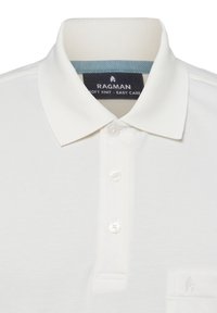 Weißes Polohemd aus weichem Strickstoff mit einer Knopfleiste aus drei Knöpfen, geripptem Kragen und einem kleinen Logo auf der Brusttasche.