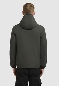 Jachetă insulated de culoare verde închis, cu guler înalt și glugă. Are manșete elastice și o textură mată, netedă. Vedere din spate.