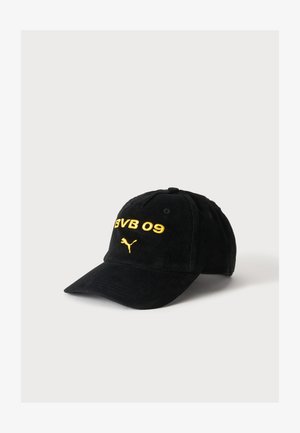 Czarna czapka z daszkiem z aksamitu sztruksowego z żółtym napisem BVB 09 i logo Puma z przodu, pokazana na białym tle.