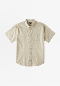 Korte mouwen overhemd met knopen in beige met een subtiele textuurpatroon en een borstzak aan de voorkant. Kenmerkt een ronde onderrand en bruine knopen.