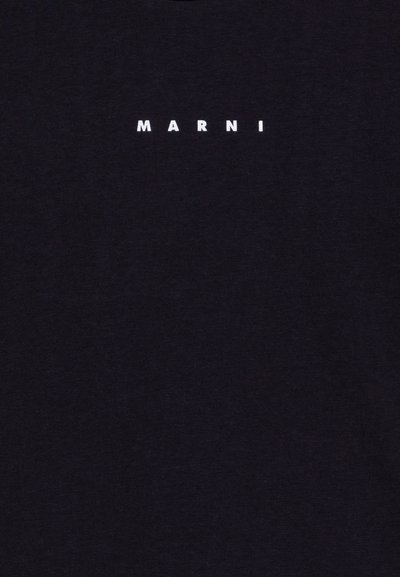 Svart bomull t-skjorte med merkevarenavnet "MARNI" i reflekterende hvit skrift sentrert på forsiden, med en glatt og myk tekstur.