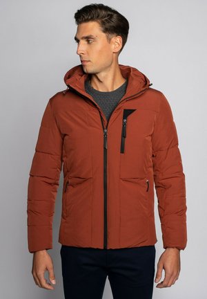 Chaqueta acolchada marrón con cierre frontal, capucha ajustable y dos bolsillos laterales con cremallera. Interior texturizado y detalles en cremallera negra.