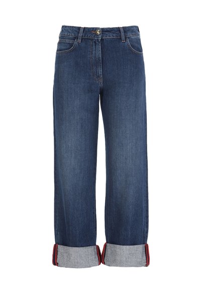 Tamnoplave široke hlače od trapera sa savijenim rubovima koji otkrivaju crveno-crne prugaste unutarnje obloge, zatvaranje na dugme i patentni zatvarač te prednjem džepu.