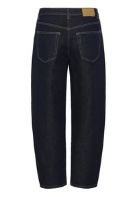 Vaqueros de mezclilla azul oscuro con un ajuste de pierna ancha, con costuras amarillas contrastantes, dos bolsillos traseros y una etiqueta de cuero marrón en la cinturilla.