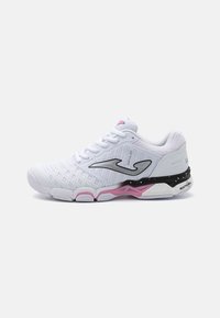 Scarpa da ginnastica bianca con parte superiore tessurizzata, caratterizzata da un motivo geometrico, dettagli neri e rosa, e una soletta ammortizzata.