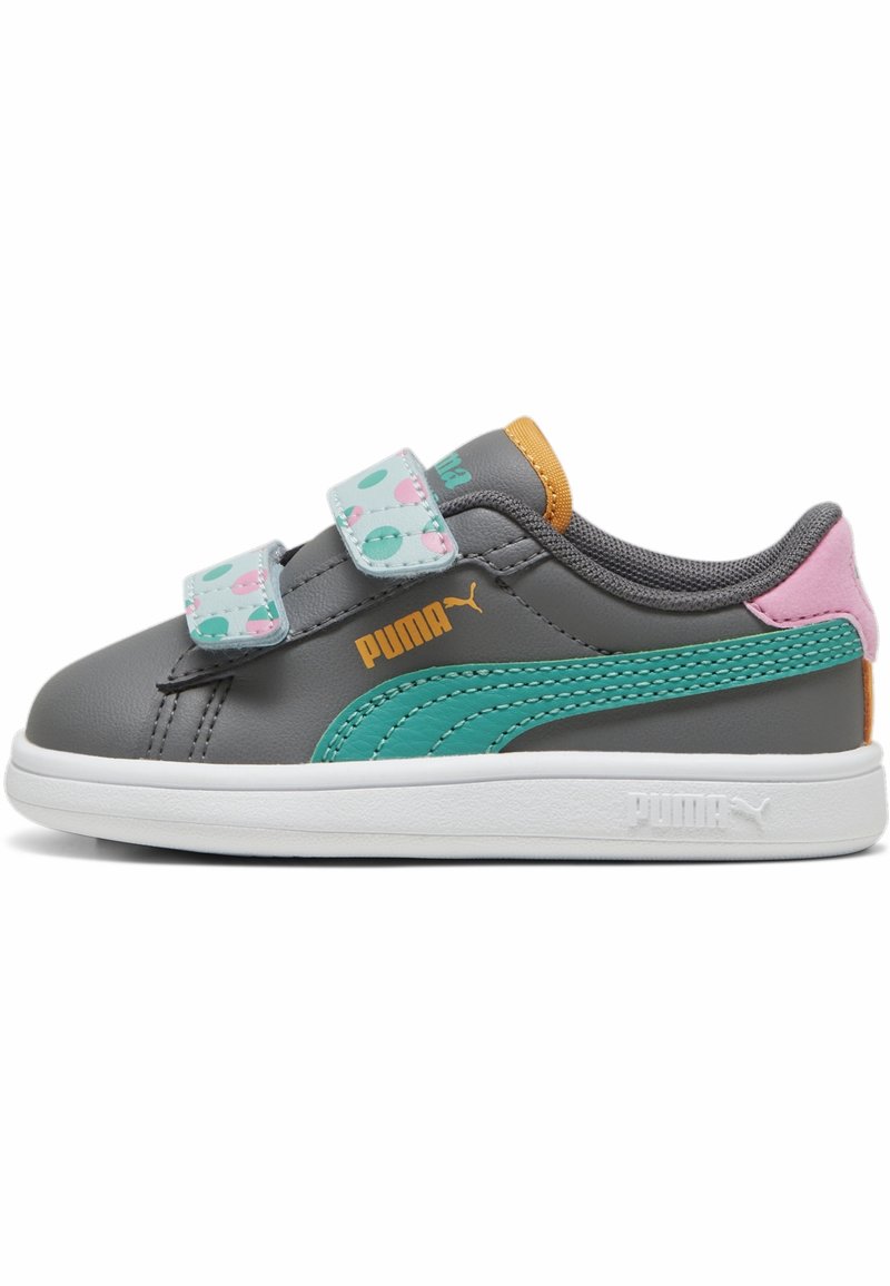 Baskets Puma pour enfants grises avec une bande bleu sarcelle, un talon rose, un logo jaune et deux brides bleu clair avec des points roses et bleu sarcelle.