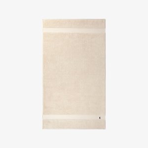 Beige Baumwoll-Badetuch mit weicher Textur, versehen mit zwei horizontalen Streifen und einem kleinen Logo in der unteren Ecke.