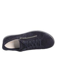 Navyblaue Wildledersneaker mit runder Zehenpartie, Schnürverschluss und seitlichem Reißverschluss; graue Gummisohle; minimalistisches Design.