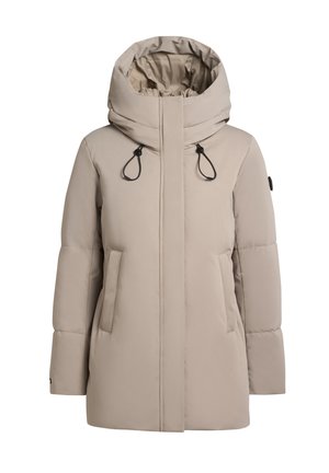 Giacca isolante beige con colletto alto, grande cappuccio e due tasche laterali. Presenta lacci e una texture liscia e leggermente lucida.