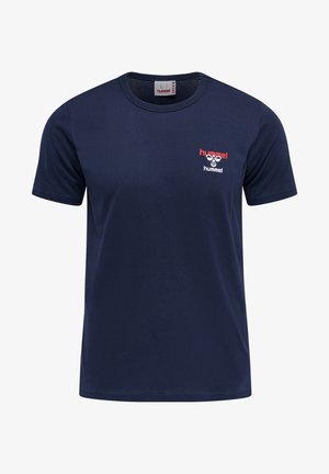 Navyblaue Baumwoll-T-Shirt mit rundem Ausschnitt, kurzen Ärmeln und einem kleinen rot-weißen Logo auf der Brust. Einfache Textur, lässiger Schnitt.