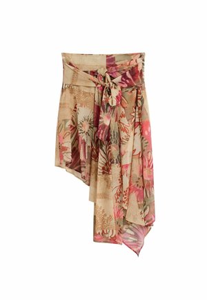 Falda beige asimétrica con patrones florales y abstractos en rosa, rojo y verde, con cinturón ajustable anudado en la cintura y diseño de tela en capas.